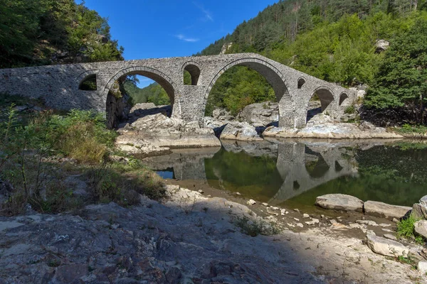Καταπληκτική Αντανάκλαση Του Διαβόλου Γέφυρα Στον Ποταμό Άρδα Και Ορεινή — Φωτογραφία Αρχείου