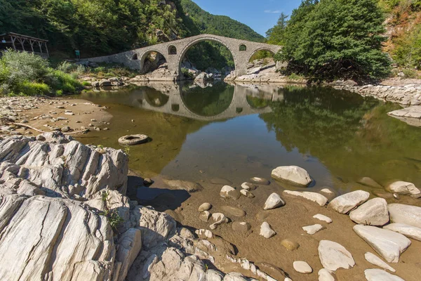令人惊异反射的魔鬼桥 Arda 河流和山脉南麓山 克尔贾利地区 保加利亚 — 图库照片