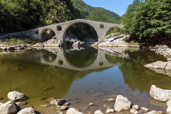 令人惊异反射的魔鬼桥 Arda 河流和山脉南麓山 克尔贾利地区 保加利亚 — 图库照片