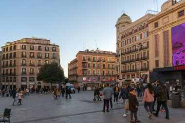 Madrid, İspanya - 22 Ocak 2018: insanlar Callao Meydanı (Plaza del Callao) İspanya'da Madrid şehir yürüyüş gün batımı görünümü