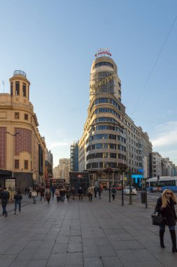 Madrid, İspanya - 22 Ocak 2018: insanlar Callao Meydanı (Plaza del Callao) İspanya'da Madrid şehir yürüyüş gün batımı görünümü