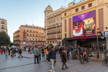 Madrid, İspanya - 22 Ocak 2018: insanlar Callao Meydanı (Plaza del Callao) İspanya'da Madrid şehir yürüyüş gün batımı görünümü