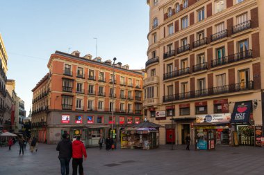Madrid, İspanya - 22 Ocak 2018: insanlar Callao Meydanı (Plaza del Callao) İspanya'da Madrid şehir yürüyüş gün batımı görünümü