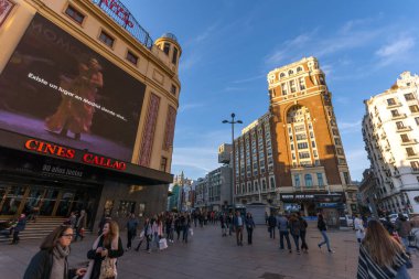 Madrid, İspanya - 22 Ocak 2018: insanlar Callao Meydanı (Plaza del Callao) İspanya'da Madrid şehir yürüyüş gün batımı görünümü