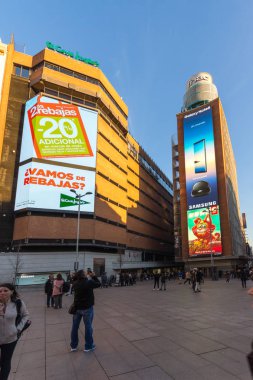 Madrid, İspanya - 22 Ocak 2018: insanlar Callao Meydanı (Plaza del Callao) İspanya'da Madrid şehir yürüyüş gün batımı görünümü