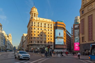 Madrid, İspanya - 22 Ocak 2018: insanlar Callao Meydanı (Plaza del Callao) İspanya'da Madrid şehir yürüyüş gün batımı görünümü