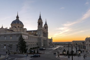 Madrid, İspanya - 22 Ocak 2018: Şaşırtıcı günbatımı manzarası Almudena Katedrali şehir Madrid, İspanya