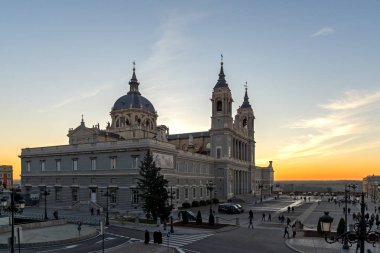 Madrid, İspanya - 22 Ocak 2018: Şaşırtıcı günbatımı manzarası Almudena Katedrali şehir Madrid, İspanya