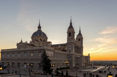 Madrid, İspanya - 22 Ocak 2018: Şaşırtıcı günbatımı manzarası Almudena Katedrali şehir Madrid, İspanya