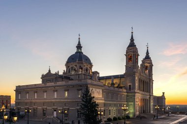 Madrid, İspanya - 22 Ocak 2018: Şaşırtıcı günbatımı manzarası Almudena Katedrali şehir Madrid, İspanya