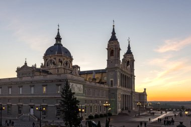 Madrid, İspanya - 22 Ocak 2018: Şaşırtıcı günbatımı manzarası Almudena Katedrali şehir Madrid, İspanya