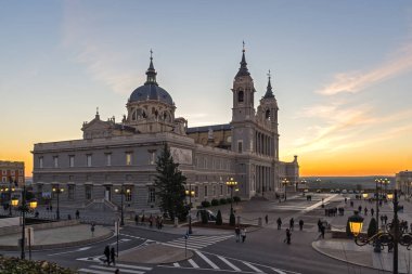 Madrid, İspanya - 22 Ocak 2018: Şaşırtıcı günbatımı manzarası Almudena Katedrali şehir Madrid, İspanya