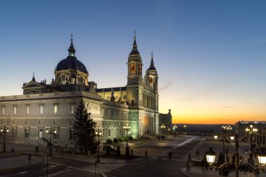 Madrid, İspanya - 22 Ocak 2018: Şaşırtıcı günbatımı manzarası Almudena Katedrali şehir Madrid, İspanya