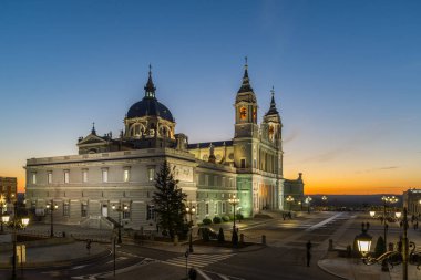 Madrid, İspanya - 22 Ocak 2018: Şaşırtıcı günbatımı manzarası Almudena Katedrali şehir Madrid, İspanya