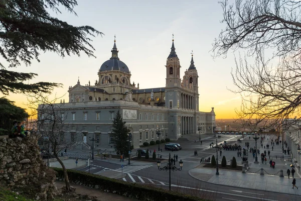 スペイン マドリッド市内のアルムデナ大聖堂のマドリッド スペイン 2018 素晴らしいサンセットの眺め — ストック写真