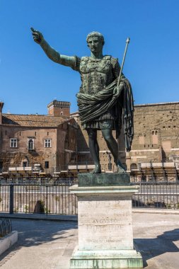 Rome, İtalya - 23 Haziran 2017: Augustus Forumu ve heykel İtalya Roma şehir görünümünü şaşırtıcı