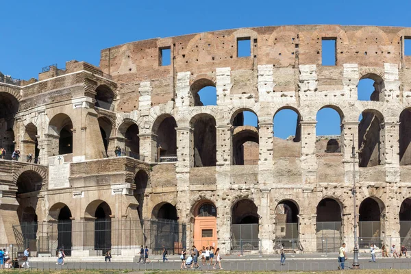 Roma Itália Junho 2017 Pessoas Frente Coliseu Cidade Roma Itália — Fotografia de Stock