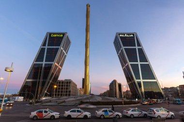 Madrid, İspanya - 23 Ocak 2018: Kapı Avrupa (Kio kuleleri) Paseo de la Castellana Street City, Madrid, İspanya