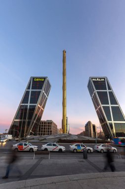 Madrid, İspanya - 23 Ocak 2018: Kapı Avrupa (Kio kuleleri) Paseo de la Castellana Street City, Madrid, İspanya