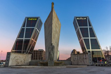 Madrid, İspanya - 23 Ocak 2018: Kapı Avrupa (Kio kuleleri) Paseo de la Castellana Street City, Madrid, İspanya