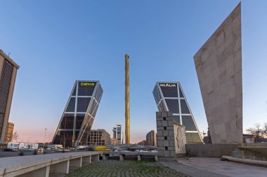 Madrid, İspanya - 23 Ocak 2018: Kapı Avrupa (Kio kuleleri) Paseo de la Castellana Street City, Madrid, İspanya