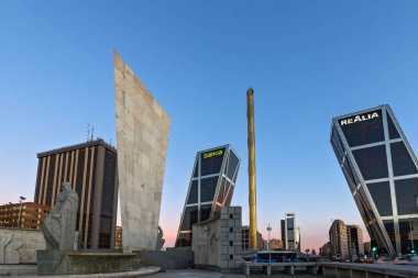 Madrid, İspanya - 23 Ocak 2018: Kapı Avrupa (Kio kuleleri) Paseo de la Castellana Street City, Madrid, İspanya