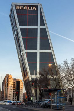 Madrid, İspanya - 23 Ocak 2018: Kapı Avrupa (Kio kuleleri) Paseo de la Castellana Street City, Madrid, İspanya