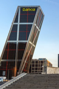 Madrid, İspanya - 23 Ocak 2018: Kapı Avrupa (Kio kuleleri) Paseo de la Castellana Street City, Madrid, İspanya