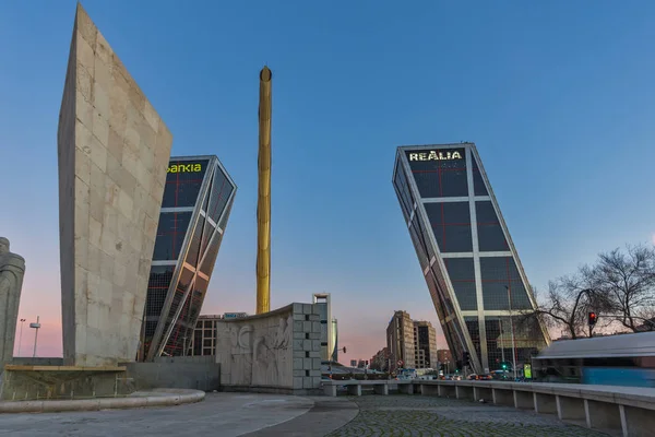 Madrid, İspanya - 23 Ocak 2018: Kapı Avrupa (Kio kuleleri) Paseo de la Castellana Street City, Madrid, İspanya