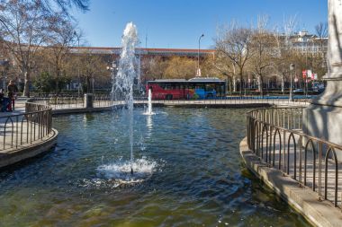 Madrid, İspanya - 21 Ocak 2018: Anıt kraliçesi Isabella ben Katolik Paseo de la Castellana Street City, Madrid, İspanya