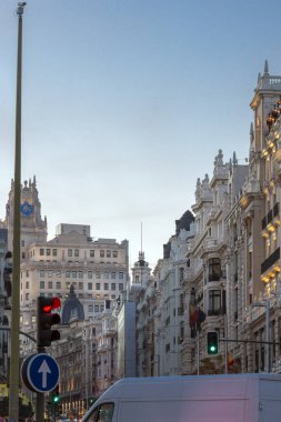 Madrid, İspanya - 23 Ocak 2018: Gün batımı görünümü ve Gran Via Metropolis bina şehir Madrid, İspanya