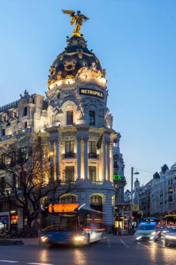 Madrid, İspanya - 23 Ocak 2018: Gün batımı görünümü ve Gran Via Metropolis bina şehir Madrid, İspanya