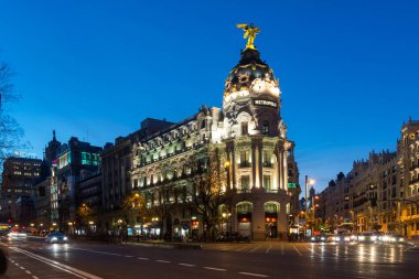 Madrid, İspanya - 23 Ocak 2018: Gün batımı görünümü ve Gran Via Metropolis bina şehir Madrid, İspanya