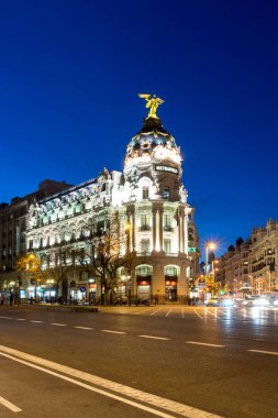 Madrid, İspanya - 23 Ocak 2018: Gün batımı görünümü ve Gran Via Metropolis bina şehir Madrid, İspanya