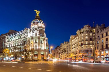 Madrid, İspanya - 23 Ocak 2018: Gün batımı görünümü ve Gran Via Metropolis bina şehir Madrid, İspanya