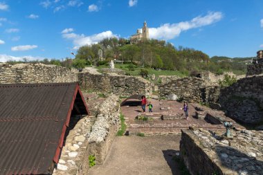 Veliko Tarnovo, Bulgaristan - 9 Nisan 2017: ikinci Bulgar İmparatorluğu Ortaçağ Kalesi Tsarevets, Veliko Tarnovo, Bulgaristan başkenti kalıntıları