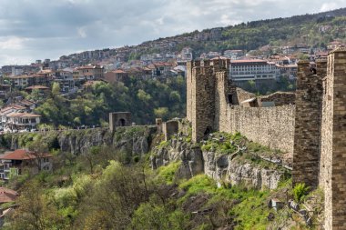 Veliko Tarnovo, Bulgaristan - 9 Nisan 2017: ikinci Bulgar İmparatorluğu Ortaçağ Kalesi Tsarevets, Veliko Tarnovo, Bulgaristan başkenti kalıntıları