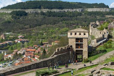Veliko Tarnovo, Bulgaristan - 9 Nisan 2017: ikinci Bulgar İmparatorluğu Ortaçağ Kalesi Tsarevets, Veliko Tarnovo, Bulgaristan başkenti kalıntıları