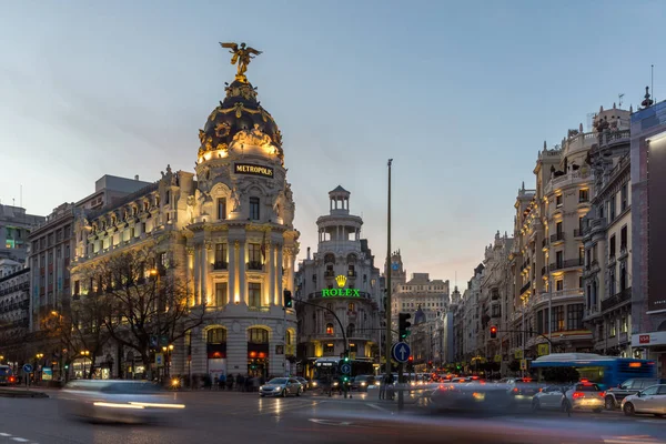 Madrid, İspanya - 23 Ocak 2018: Gün batımı görünümü ve Gran Via Metropolis bina şehir Madrid, İspanya