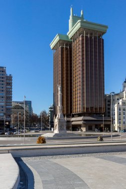 Madrid, İspanya - 21 Ocak 2018: Plaza de Colon Madrid şehir, İspanya, Columbus ve Columbus anıt kuleleri