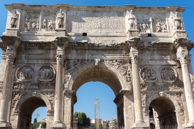 Rome, İtalya - 23 Haziran 2017: Arch Konstantin Roma, İtalya Colosseum civarındaki görünümünü şaşırtıcı