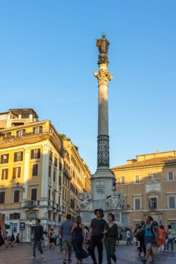 Roma, İtalya - 23 Haziran 2017: Gün batımı görünümü sütun Immaculate İspanyol Merdivenleri ve Piazza di Spagna yılında Roma, İtalya, şehrin yakınında