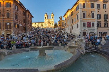 Rome, İtalya - 23 Haziran 2017: Şaşırtıcı günbatımı görünümünü İspanyol Merdivenleri ve Piazza di Spagna, Roma, İtalya