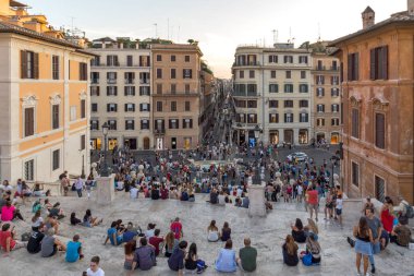 Rome, İtalya - 23 Haziran 2017: Şaşırtıcı günbatımı görünümünü İspanyol Merdivenleri ve Piazza di Spagna, Roma, İtalya