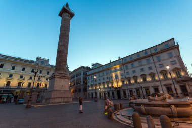 Rome, İtalya - 23 Haziran 2017: Şaşırtıcı günbatımı görünümünü Palazzo Chigi ve Marcus Aurelius sütununda Roma, İtalya