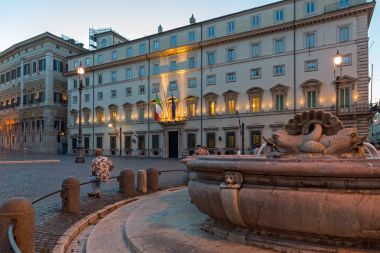 Rome, İtalya - 23 Haziran 2017: Şaşırtıcı günbatımı görünümünü Palazzo Chigi şehir Roma, İtalya