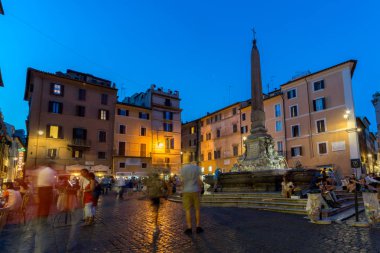 Rome, İtalya - 23 Haziran 2017: Güzel bir gece görünümünü Pantheon ve Via Nazionale, Roma, İtalya