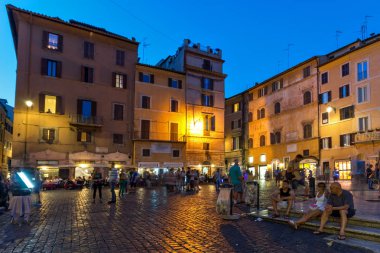 Rome, İtalya - 23 Haziran 2017: Güzel bir gece görünümünü Pantheon ve Via Nazionale, Roma, İtalya