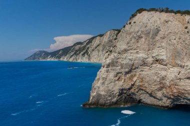 Porto Katsiki Beach, Lefkada, Yunanistan Ionian Islands yakınındaki taşlarla deniz manzarası