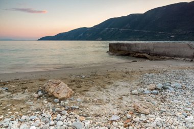 Yunanistan 'ın İyon Adaları' ndaki Vasiliki, Lefkada köyünde inanılmaz bir gün batımı yaşanıyor.